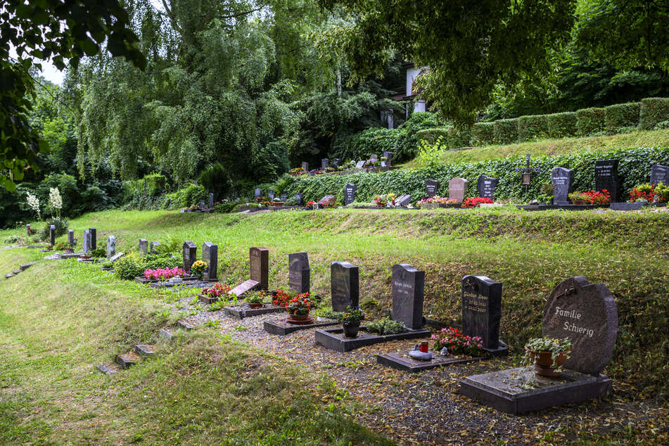 Auf dem Friedhof in Lunzenau wurden Gräber beschädigt.