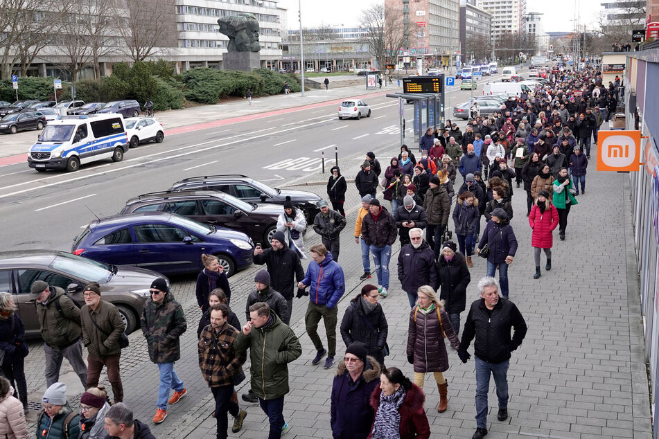 Am Samstagnachmittag "spazierten" Hunderte Menschen durch Chemnitz. Sie protestierten damit gegen die Pflege-Impfpflicht.