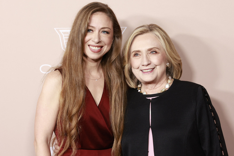 Hillary (r.) alongside her daughter Chelsea Clinton.