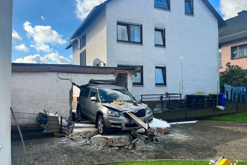 Der Skoda krachte durch die Garagenmauer.