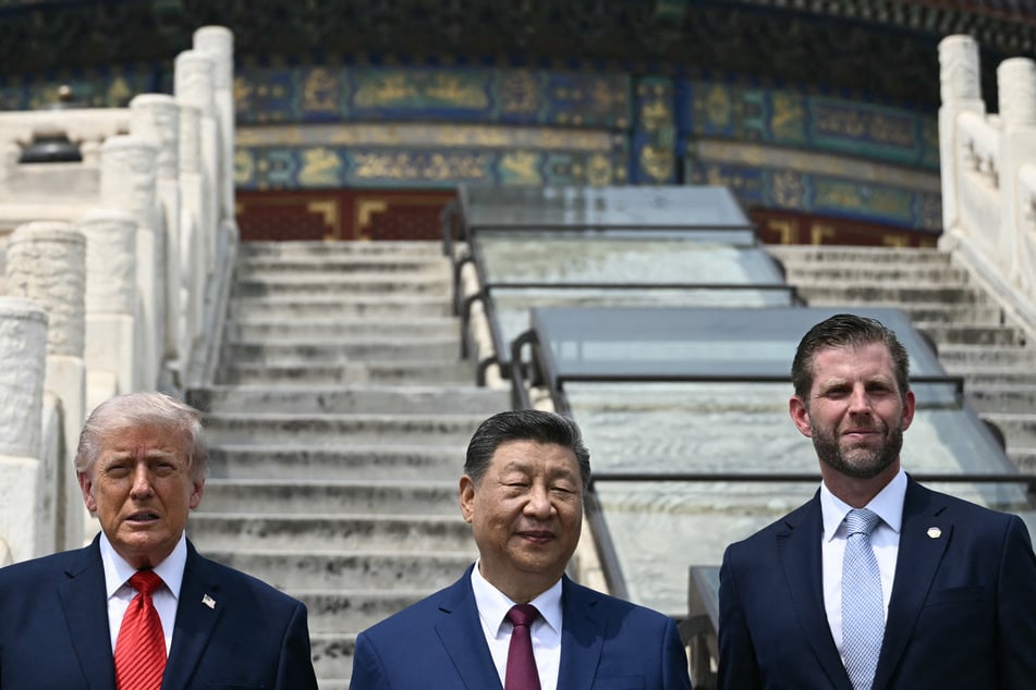 Eric Trump (r.) accompanied his father on a trip to visit Chinese President Xi Jinping (c.), despite not holding an official government position.