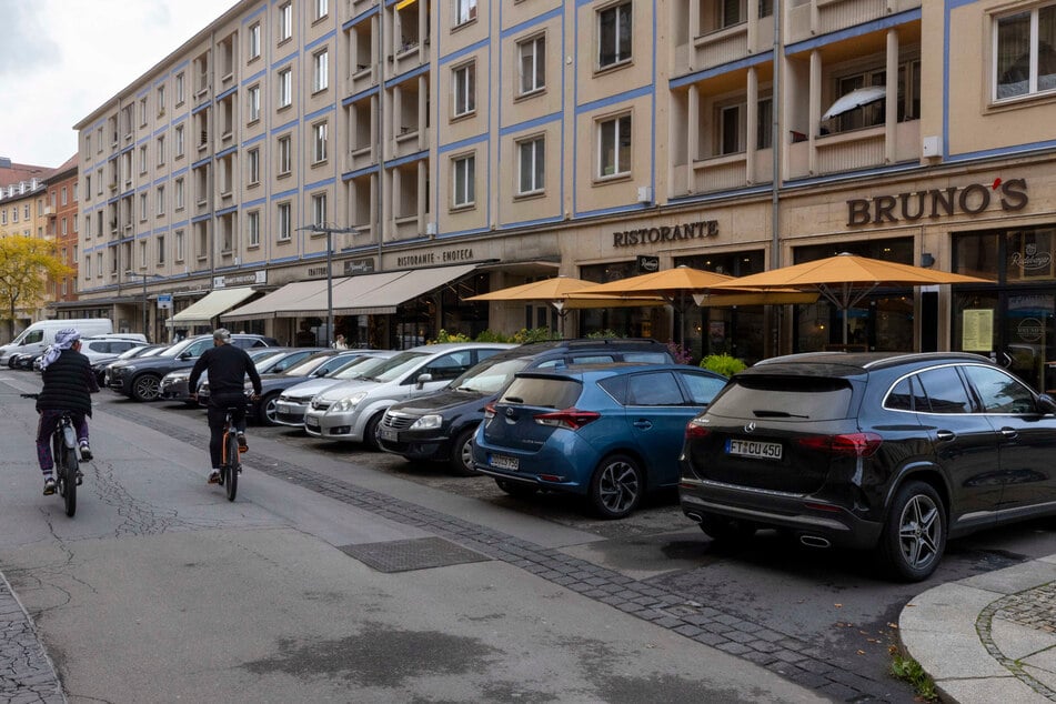 Wird der Rathaus-Plan umgesetzt, fallen diese 23 Anwohnerparkplätze weg.