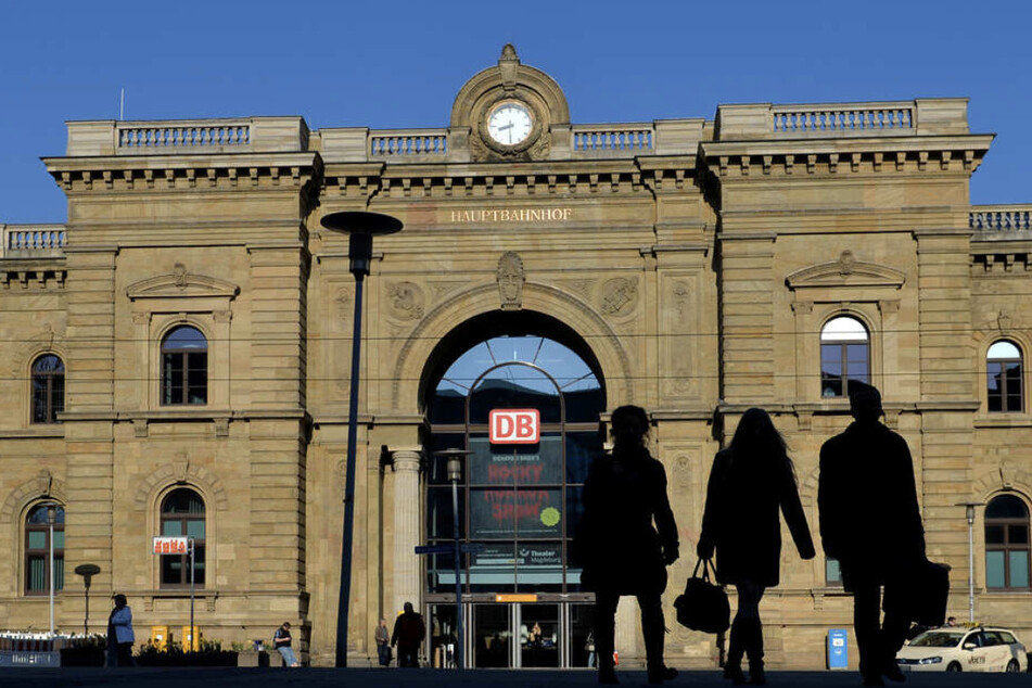 Am Magdeburger Hauptbahnhof konnten die drei Männer gestellt werden. (Symbolbild)