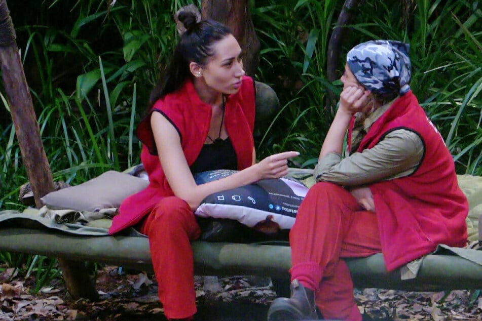 Unter anderem Samira Yavuz (32, l.) soll sich beim Nachspiel auf Eva eingeschossen haben.