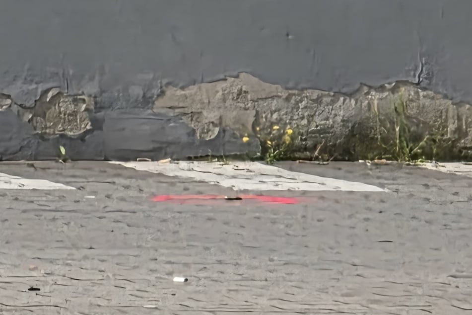 Eine Patronenhülse liegt auf dem Netto-Parkplatz.