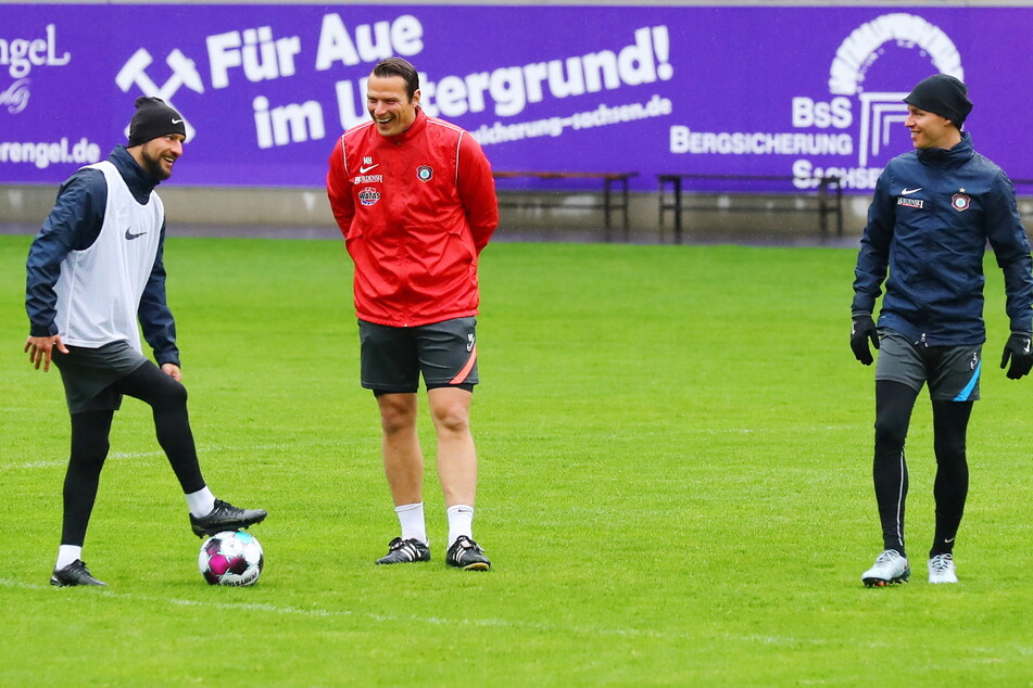 Es wird wieder gelacht beim Training: Vize-Kapitän Philipp Riese (31,l.) mit Marc Hensel (35).