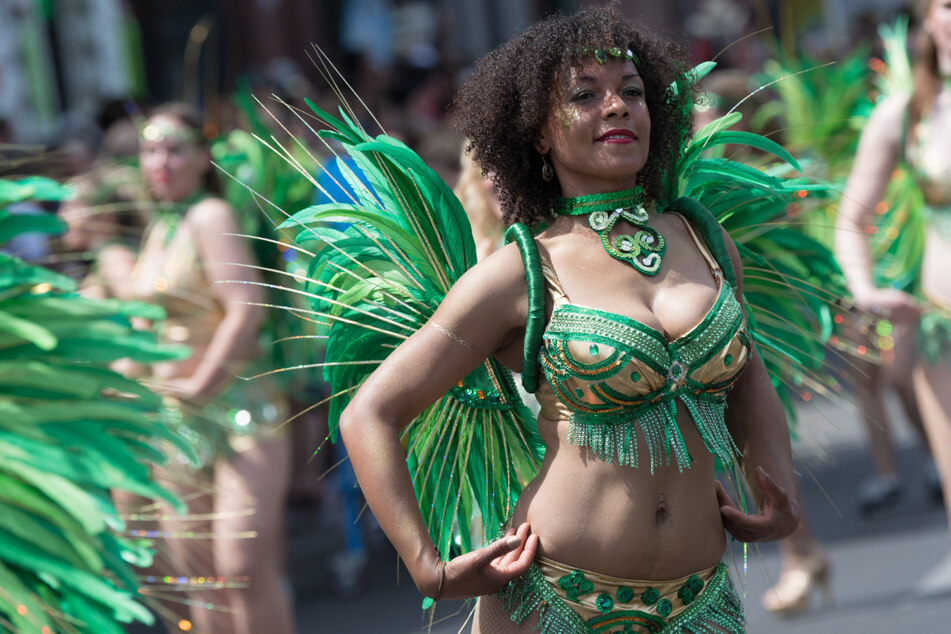 Tänzerinnen ziehen durch die Straße Kreuzbergs. Durch die Corona-Pandemie konnte der Karneval der Kulturen zuletzt 2019 stattfinden.
