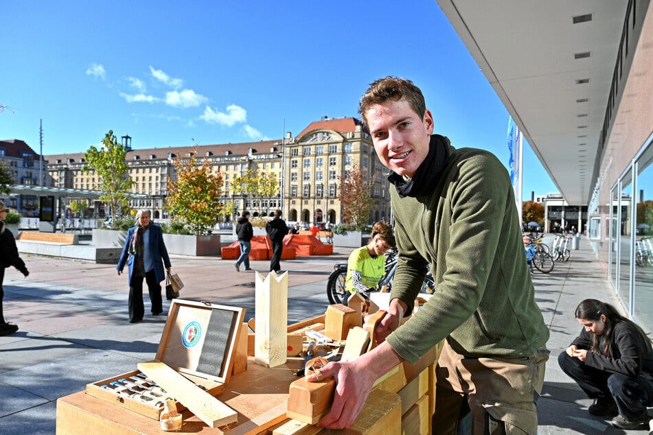 Damian Rosenberg (19) hat gemeinsam mit den anderen sein FSJ im September in Riesa begonnen. Dort leben sie auf dem Rittergut, das sie parallel sanieren.