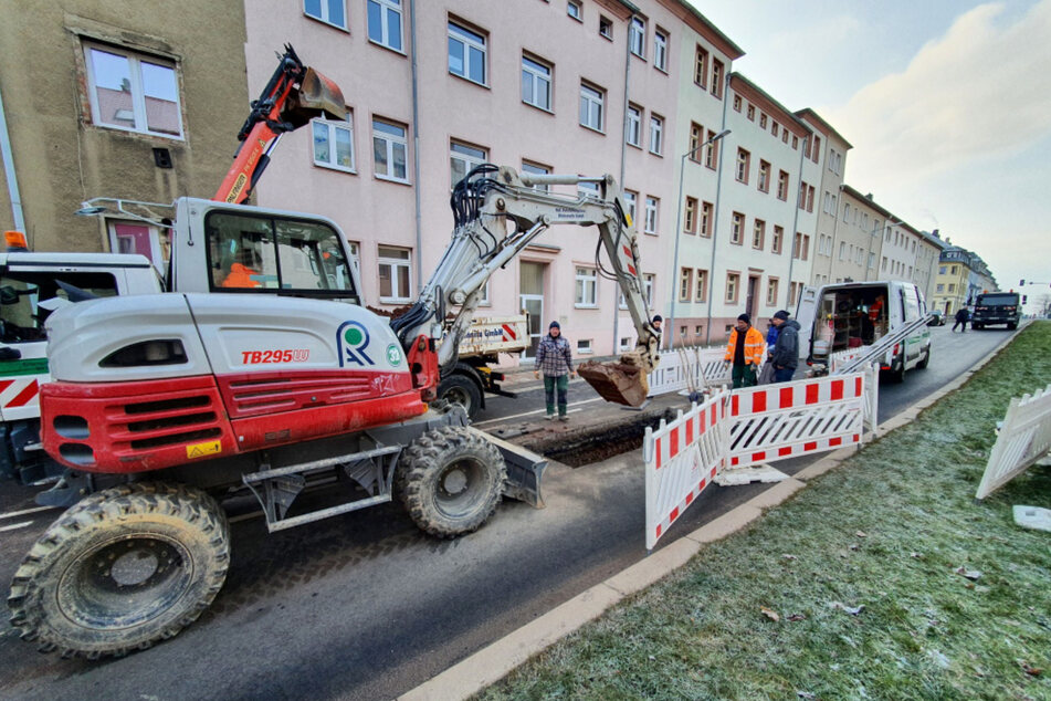 Am Samstag platzte in der Frankenberger Straße ein Wasserrohr. Aktuell laufen Schachtarbeiten, um das Leck zu finden und zu beseitigen.