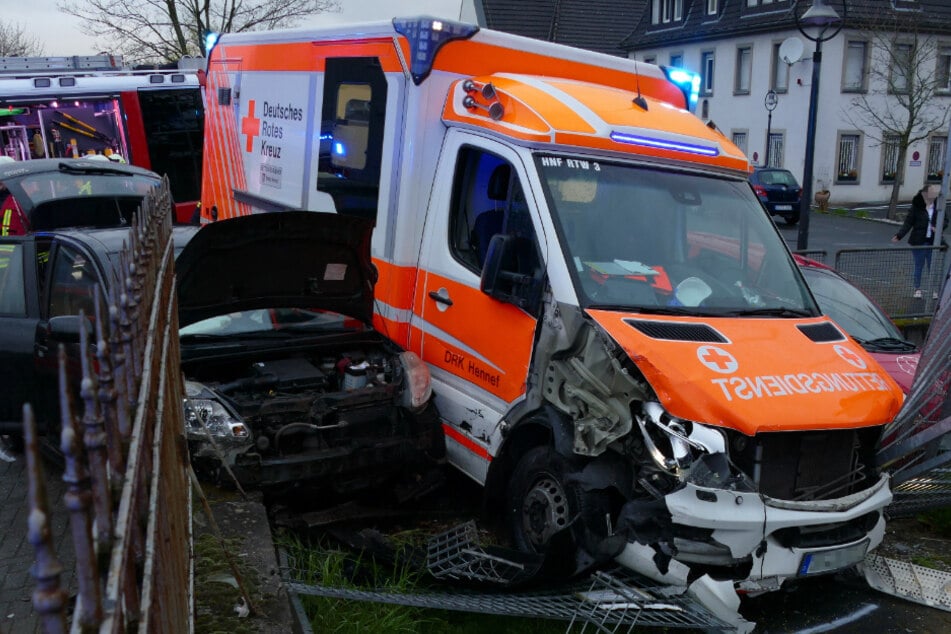 Der Krankenwagen und der Daihatsu der 23-Jährigen durchbrachen zunächst einen massiven Zaun.