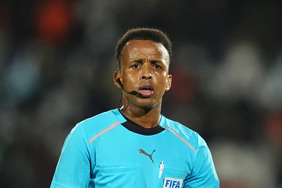 Darf nicht zur WM: Fifa-Schiri Omar Artan (34).