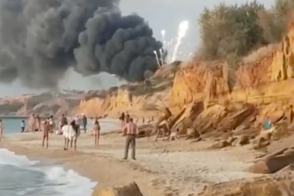 Mehrere Explosionen und dichter Rauch: Zahlreiche Menschen wurden am Strand von Sewastopol Zeugen der Bruchlandung.