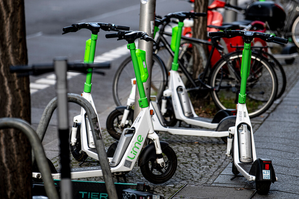 So wie hier werden vielleicht bald keine E-Scooter im Kölner Stadtgebiet mehr stehen dürfen. Im Gespräch sind festgeschriebene Parkzonen (Symbolfoto)