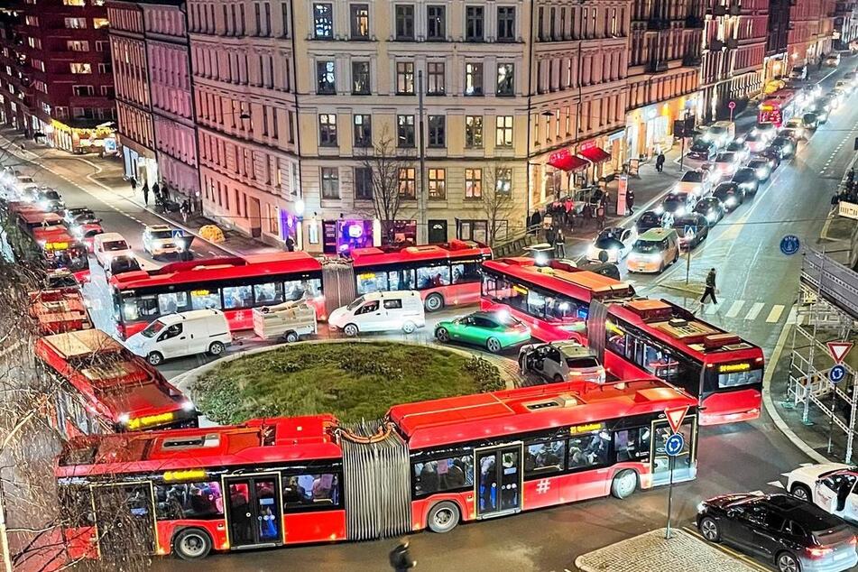 Alle vier Busse blockierten eine Ausfahrt.
