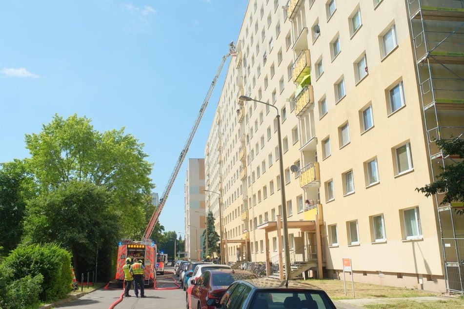 Die Einsatzkräfte bereiteten sich auf einen Brand im Dachstuhl des Mehrfamilienhauses vor.
