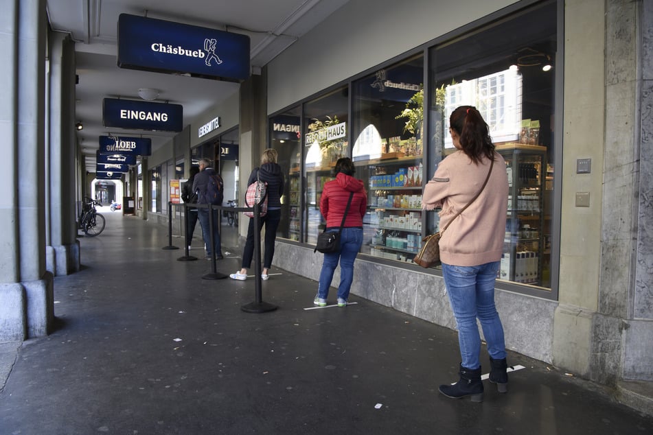 Kunden warten vor einem Geschäft in der Schweiz, in einem zur Eindämmung des Coronavirus empfohlenem Mindestabstand. (Archivbild)
