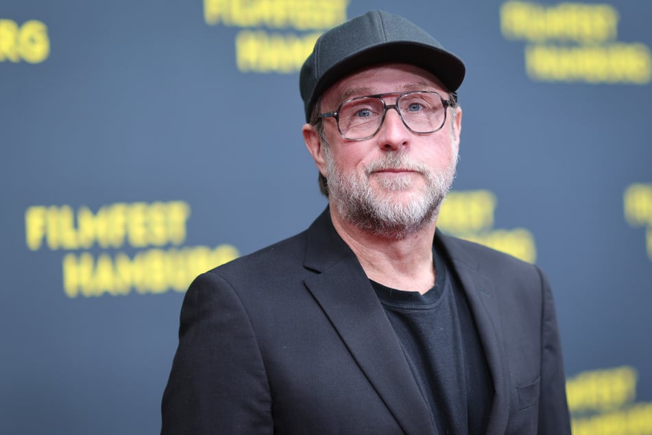 Bjarne Mädel (57) zieht nach 19 Jahren wieder von Berlin zurück nach Hamburg, erzählt er in der "NDR Talk Show".