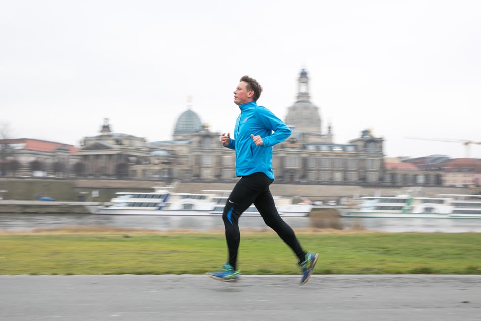 Gerade das Elbufer ist eine beliebte Strecke unter Läufern. (Archivbild)