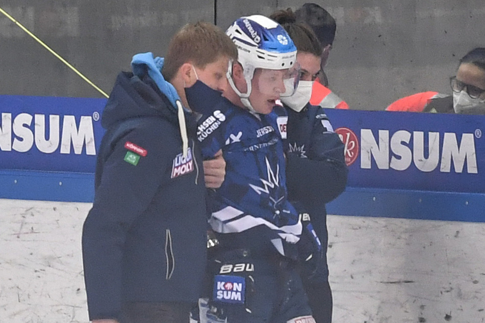 Mannschaftsarzt Lars Stephan stützte Roope Ranta beim Gang vom Eis nach dem Check.