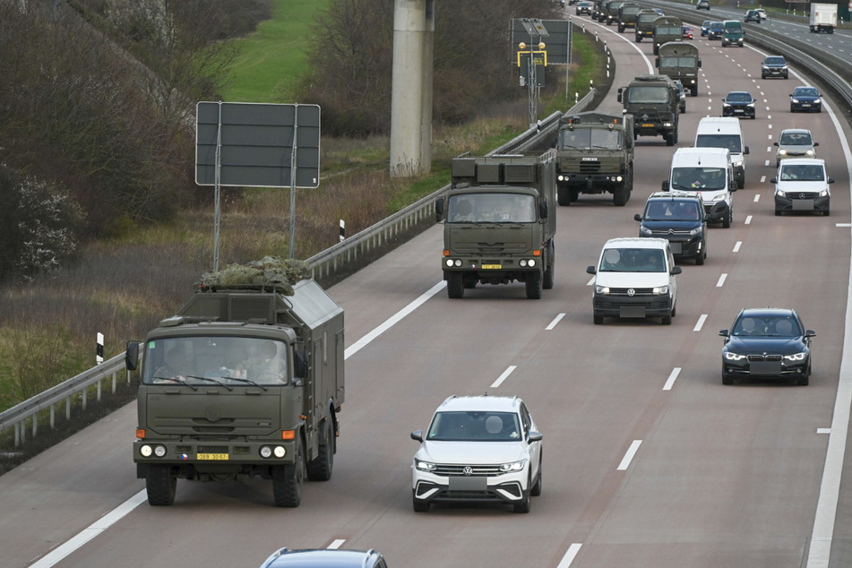 Zahlreiche Fahrzeuge des Tschechischen Militärs rollten am Montag über die A14 bei Leipzig. Ziel: Offenbar die Übung "Wettiner Schwert" der NATO Response Force.
