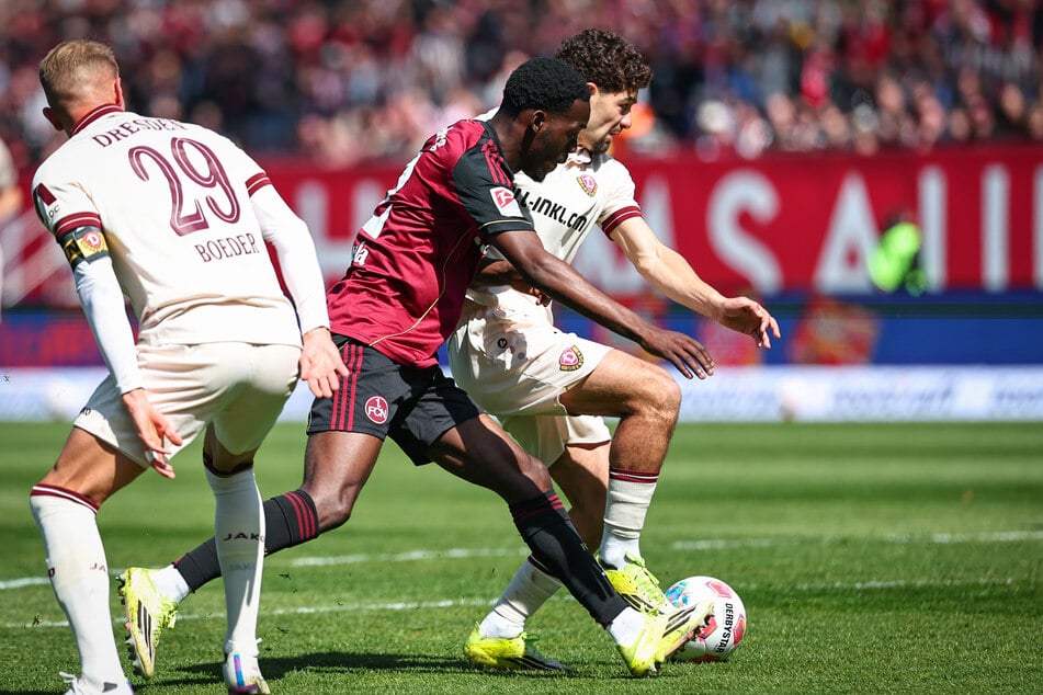Behauptet sich im Duell um die Kugel: SGD-Akteur Ben Bobzien (22, h.).