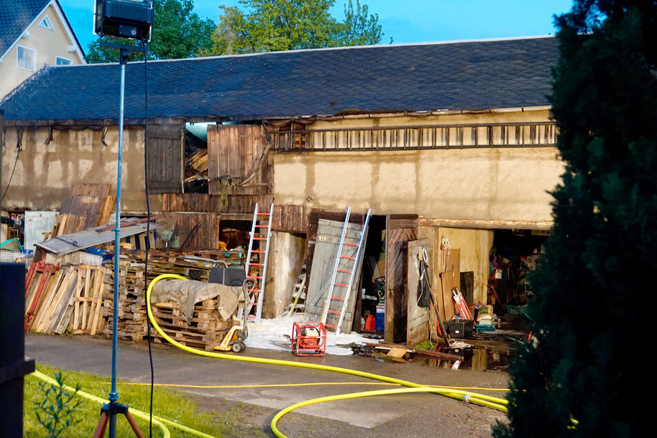 Feuerwehreinsatz in Frankenberg: Dieser Schuppen war am Dienstagabend in Brand geraten. Die Feuerwehr konnte Schlimmeres verhindern.