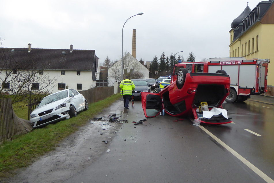 Am Dienstagmorgen ist ein Audi-Fahrer in Langenhessen verunglückt. Sein Fahrzeug hatte sich überschlagen und war auf dem Dach liegen geblieben.