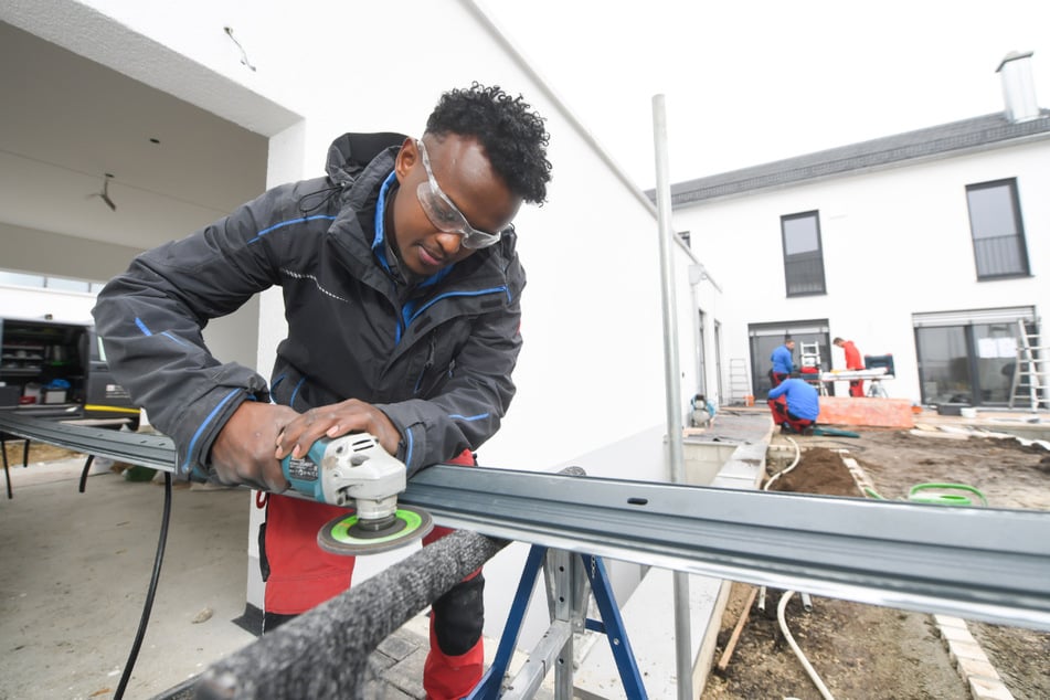 Ahmed Roble aus Somalia kam als Flüchtling nach Deutschland. Inzwischen arbeitet er in einer Metallbaufirma als Geselle.