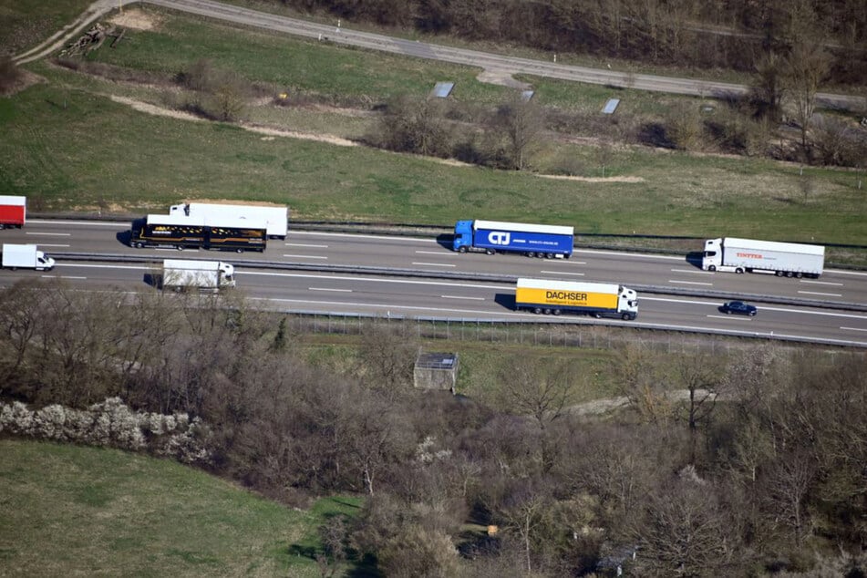 Von oben will die Polizei die Lkw-Abstände auf der A81 prüfen. (Symbolfoto)