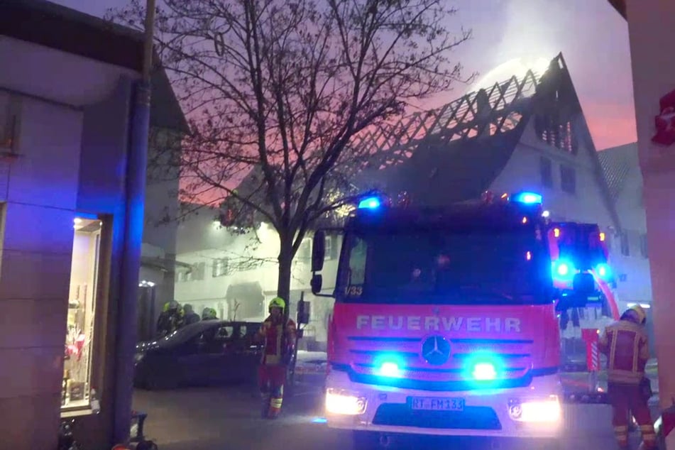 Um den Brand einzudämmen, war die Feuerwehr mit 123 Einsatzkräften vor Ort.