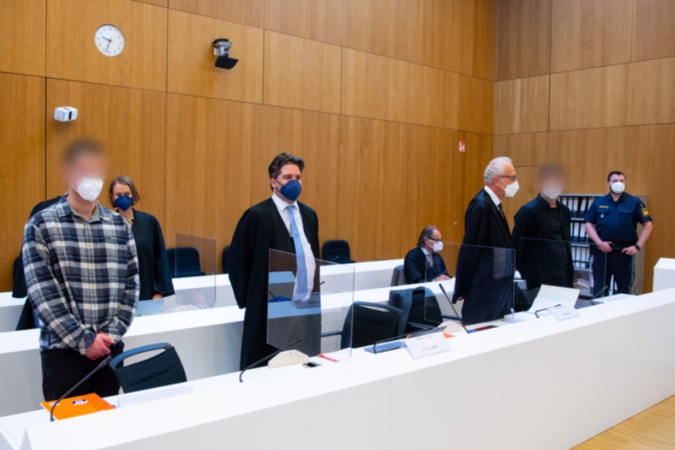 Die zwei wegen Mordes angeklagten Männer (l. und 2.v.r.) stehen vor Beginn der Verhandlung mit ihren Anwälten Sarah Stolle und Alexander Betz (3.v.l.), Patrick Ottmann (4.v.r.) und Gerhard Bink (3.v.r.) im Sitzungssaal.
