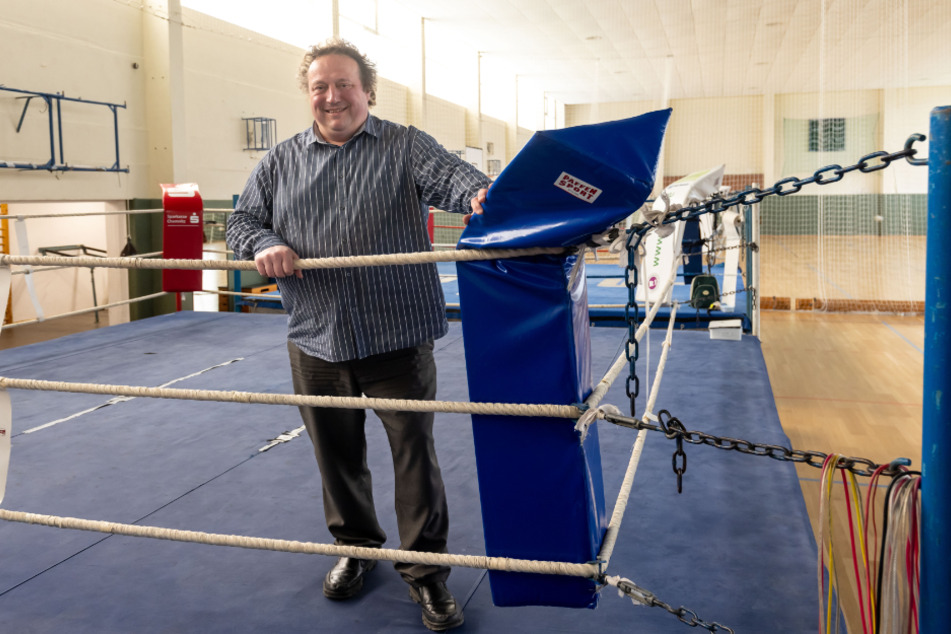 Boxtrainer Olaf Leib (56) ist mit seinen Sportlern provisorisch in der Spielhalle untergekommen.