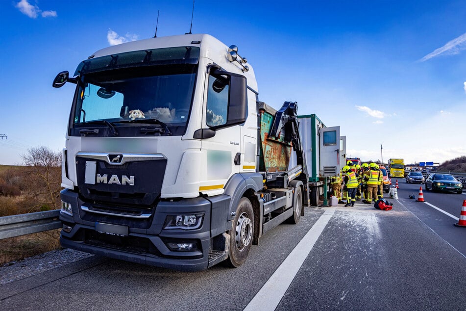 Der Lkw verlor durch einen gerissenen Schlauch das schmierige Flockungsmittel.