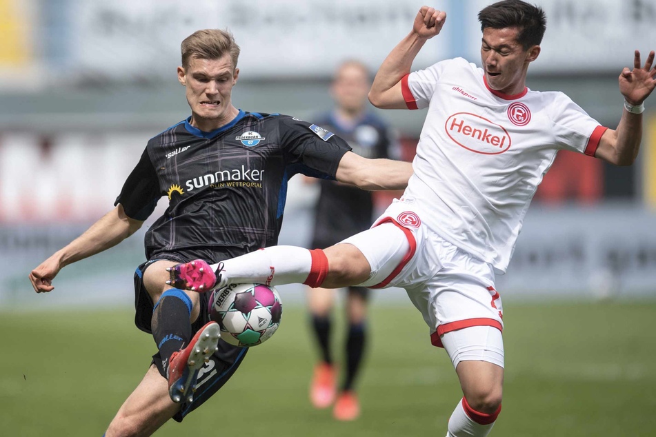Düsseldorf-Profi Shinta Appelkamp (20, rechts), hier gegen den SC Paderborn im Zweikampf, wurde positiv auf das Coronavirus getestet.