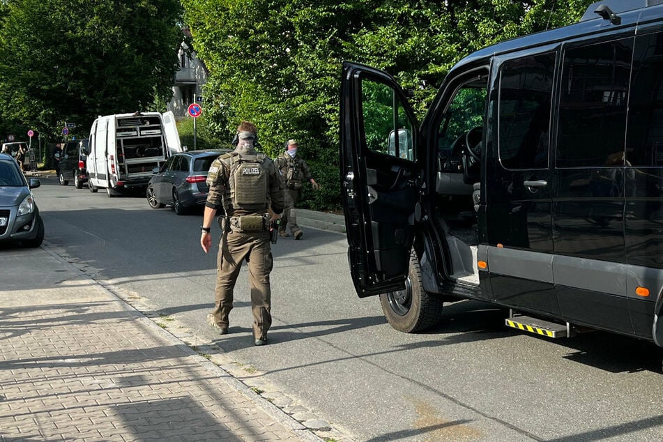 Weil ein 52-jähriger Mann damit gedroht haben soll, mit einer Armbrust auf Polizisten zu schießen, kam es am Donnerstag zu einem SEK-Einsatz in Nürnberg.
