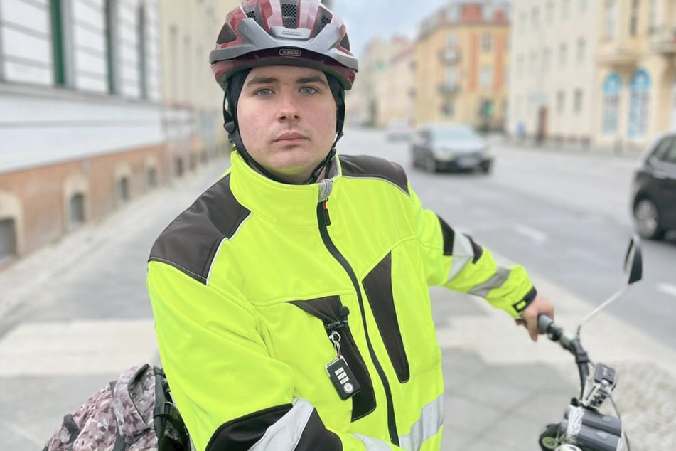 Sein Anzug in Warnfarbe und das Fahrrad mit den Schildern "Polizfi" sind sein Markenzeichen: Niclas Matthei (18) wird sofort erkannt.