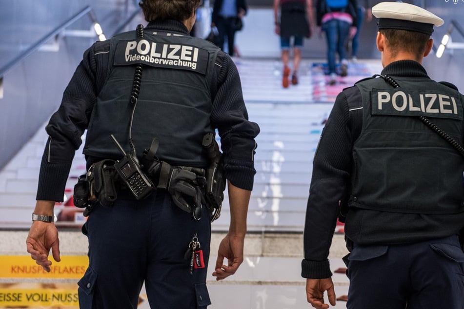 Die Mutter und ihre drei Töchter konnten bis zum Eintreffen der Bundespolizei festgehalten werden. (Symbolbild)