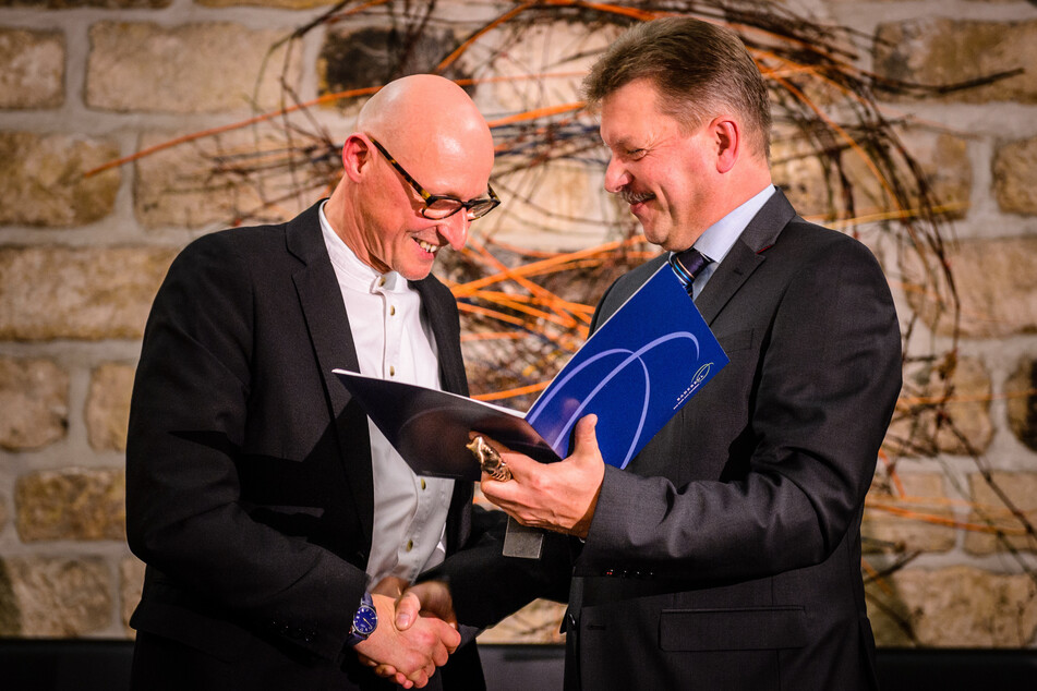 Bert Wendsche (parteilos, r), Oberbürgermeister von Radebeul, überreicht die Auszeichnung des Radebeuler Kunstpreis 2013 an Dr. Jörg Bernig (l).