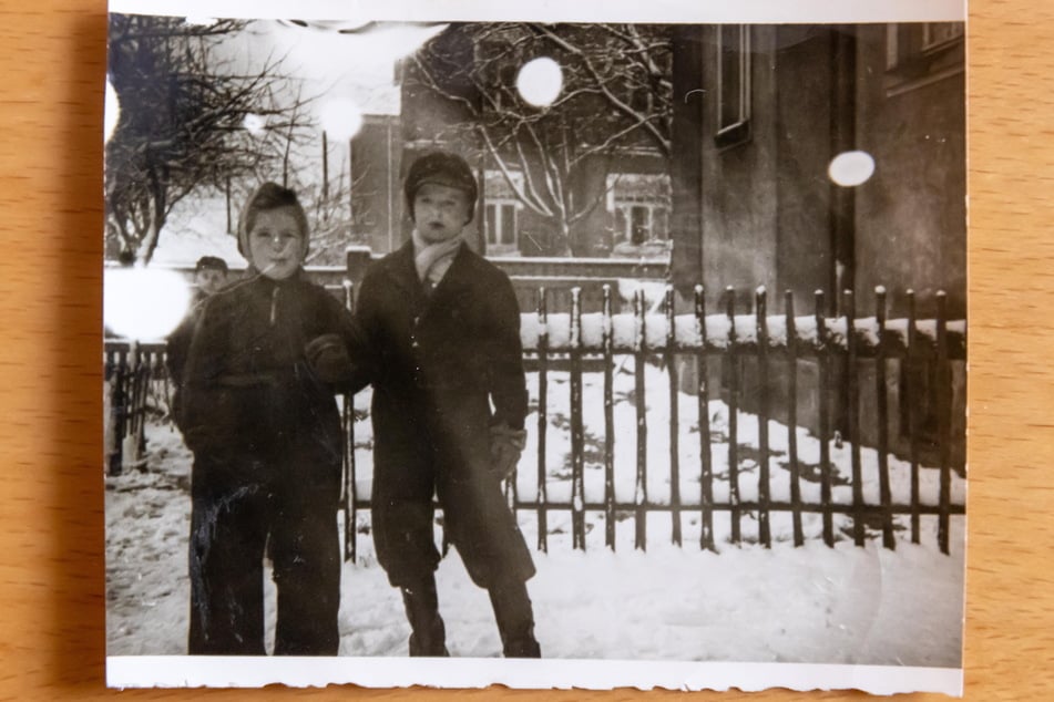 Renate mit ihrem älterem Bruder Heinz-Joachim im Jahr 1944. Auch er überlebte, starb 2017 in Dresden.