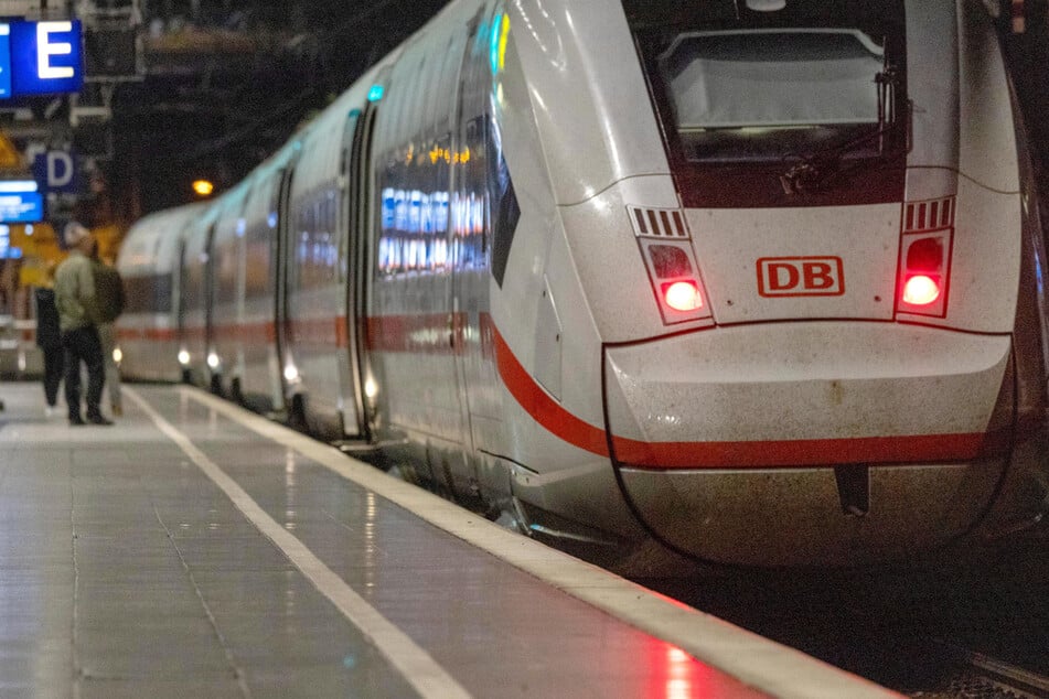 Wegen defekter Oberleitung: Bahnreisende in Heidelberg werden auf eine Geduldsprobe gestellt. (Symbolbild)