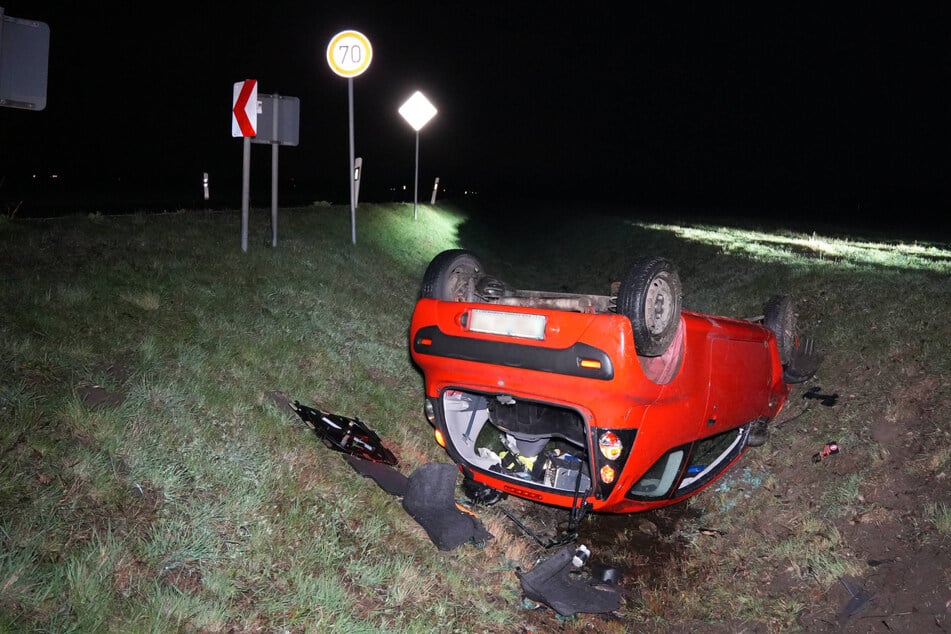 Das Auto landete kopfüber in einem Graben.