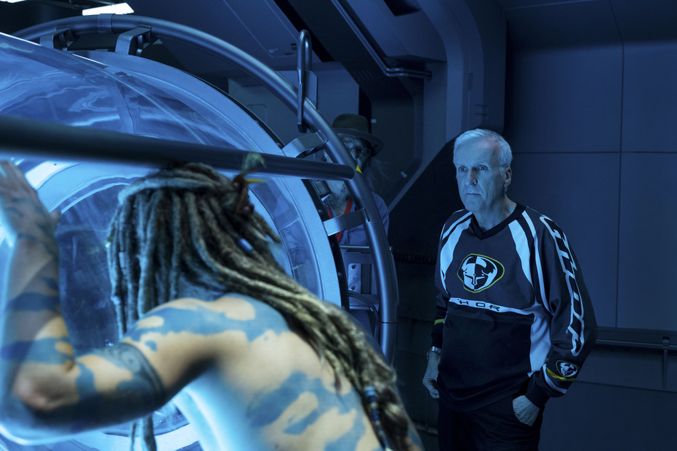 Regisseur James Cameron (68, r.) am Set von "Avatar: The Way of Water".