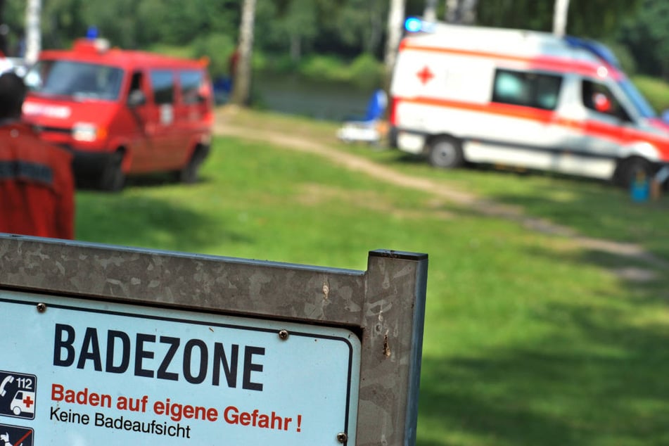 Die Frau trieb bewusstlos auf einem Kiessee in Bestensee. (Symbolfoto)