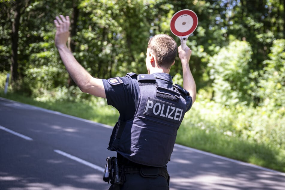 Ein Polizist (21) wurde bei einer Verkehrskontrolle angegriffen. (Symbolfoto)