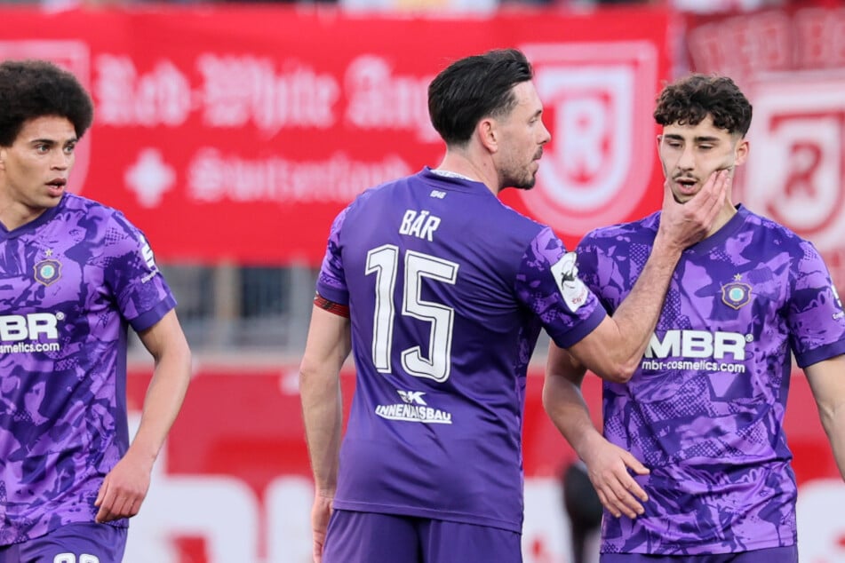 Luan Simnica (rechts) unterlief ein verhängnisvoller Fehler, der zum 0:1 führte. Im Anschluss wird er vom neuen Aue-Kapitän Marcel Bär (Mitte) direkt aufgebaut.