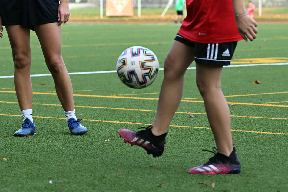 Ballgefühl und saubere Technik: Im Fußball spielen viele Faktoren eine Rolle. Doch er birgt auch gesundheitliche Risiken.