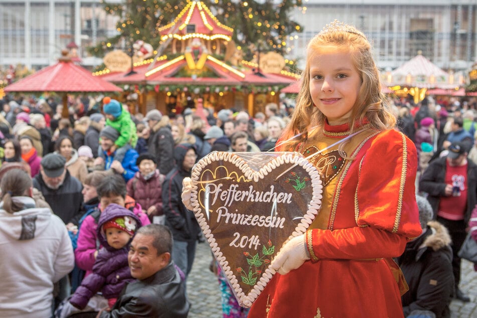 Joelle Mißler als Pfefferkuchen-Prinzessin auf dem Dresdner Striezelmarkt. (Archivbild)