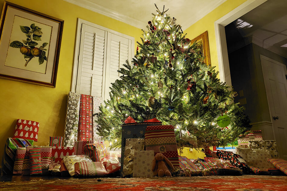 Um den Weihnachtsbaum dürfen sich nur zehn Erwachsene versammeln. Die Anzahl der Kinder scheint egal.