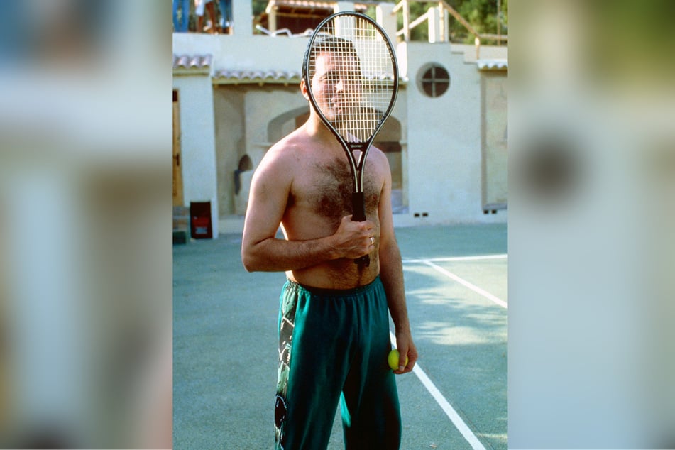 Freddie Mercury (†45) 1988 beim Tennisspielen in Spanien.