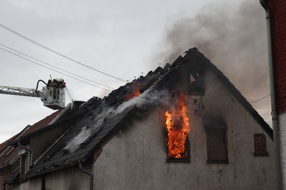In diesem Wohnhaus brach am Samstag ein Brand aus - als Auslöser wird ein explodierter E-Bike-Akku vermutet.